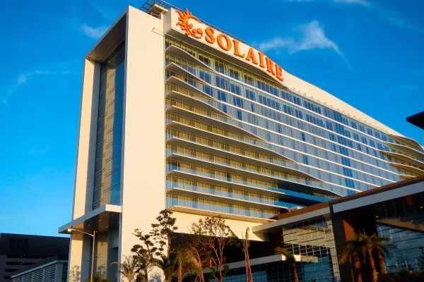Vista del complejo Solaire Resort & Casino, vinculado al lanzamiento de la plataforma OnlyFun.PH en Filipinas