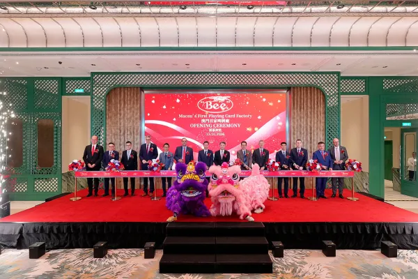 Apertura de la planta de fabricación de naipes Bee en Macao impulsada por Cartamundi y APE
