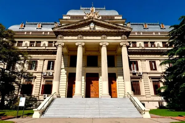 Fachada de la Legislatura de la provincia de Buenos Aires, donde se impulsa el proyecto sobre apuestas online