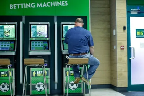Cliente usando una máquina de apuestas en un local de Paddy Power