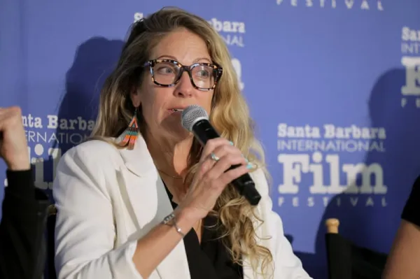 Nicole Noren participa en un panel durante un festival de cine