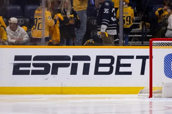 Publicidad de ESPN BET en las vallas de una pista de hockey durante un partido de playoffs